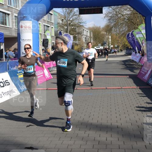 12.04.2026 - 45. Internationalen Wilhelmsburger Insellauf Strokosch-Dieckow http://msf.ph/oto/9456410 12.04.2026 11:02:59 Ziel 4595, 4597, 4825 meine-sportfotos.de