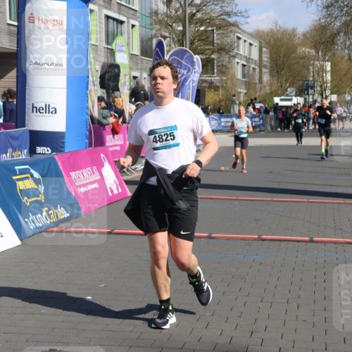 12.04.2026 - 45. Internationalen Wilhelmsburger Insellauf Strokosch-Dieckow http://msf.ph/oto/9456418 12.04.2026 11:03:01 Ziel 4595, 4597, 4825, 2122 meine-sportfotos.de
