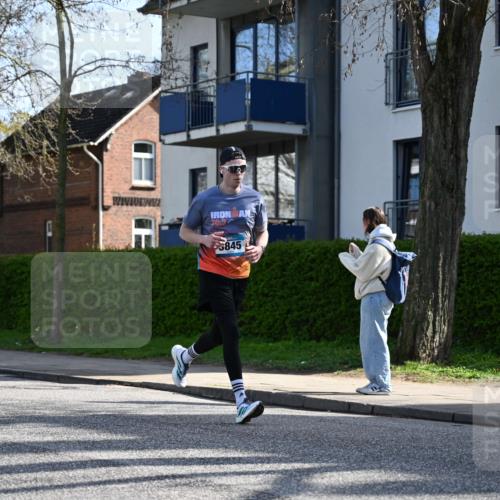 12.04.2026 - 45. Internationalen Wilhelmsburger Insellauf J. Mangold http://msf.ph/oto/9456429 12.04.2026 10:30:11 Ziel 4904, 5534, 3845, 5052, 4275, 4748, 4749, 3081, 3958, 4340, 2317, 5841, 5236, 4713, 2323, 4787, 3095 meine-sportfotos.de