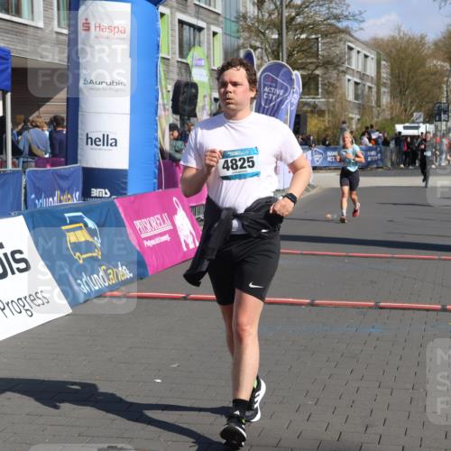 12.04.2026 - 45. Internationalen Wilhelmsburger Insellauf Strokosch-Dieckow http://msf.ph/oto/9456442 12.04.2026 11:03:01 Ziel 4595, 4597, 4825, 2122 meine-sportfotos.de