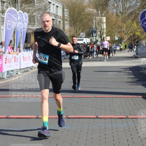 12.04.2026 - 45. Internationalen Wilhelmsburger Insellauf Strokosch-Dieckow http://msf.ph/oto/9456503 12.04.2026 11:03:07 Ziel 2122, 3878, 2016 meine-sportfotos.de