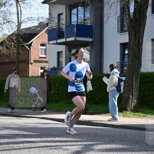 12.04.2026 - 45. Internationalen Wilhelmsburger Insellauf J. Mangold http://msf.ph/oto/9456504 12.04.2026 10:30:22 Ziel 5052, 4275, 4748, 4749, 3081, 3958, 4340, 2317, 5841, 5236, 4713, 2323, 2323, 4787, 3095, 3016, 2831, 5811, 2325 meine-sportfotos.de