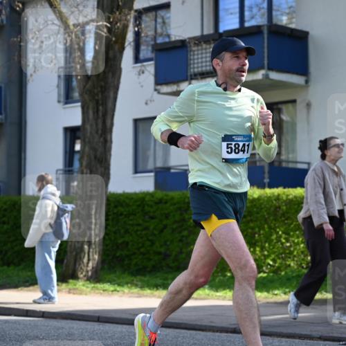 12.04.2026 - 45. Internationalen Wilhelmsburger Insellauf J. Mangold http://msf.ph/oto/9456540 12.04.2026 10:30:29 Ziel 3958, 4340, 2317, 5841, 5236, 4713, 2323, 4787, 3095, 3016, 2831, 2831, 5811, 2325, 5661, 4766 meine-sportfotos.de