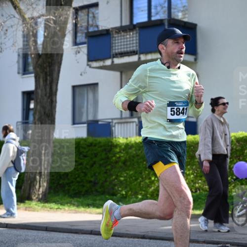 12.04.2026 - 45. Internationalen Wilhelmsburger Insellauf J. Mangold http://msf.ph/oto/9456541 12.04.2026 10:30:30 Ziel 3958, 4340, 2317, 5841, 5236, 4713, 2323, 4787, 3095, 3016, 2831, 5811, 5811, 2325, 5661, 4766 meine-sportfotos.de