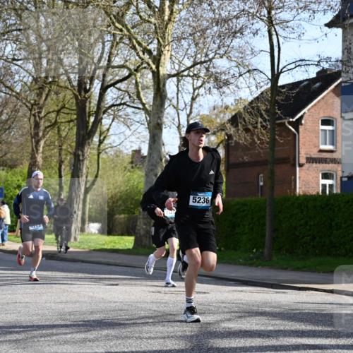 12.04.2026 - 45. Internationalen Wilhelmsburger Insellauf J. Mangold http://msf.ph/oto/9456547 12.04.2026 10:30:36 Ziel 5841, 5236, 4713, 2323, 4787, 3095, 3016, 2831, 5811, 2325, 5661, 5661, 4766, 4329, 4212, 5526 meine-sportfotos.de