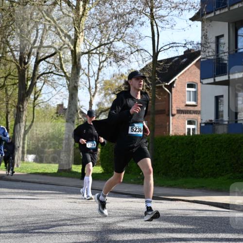 12.04.2026 - 45. Internationalen Wilhelmsburger Insellauf J. Mangold http://msf.ph/oto/9456550 12.04.2026 10:30:36 Ziel 5841, 5236, 4713, 2323, 4787, 3095, 3016, 2831, 5811, 2325, 5661, 5661, 4766, 4329, 4212, 5526 meine-sportfotos.de