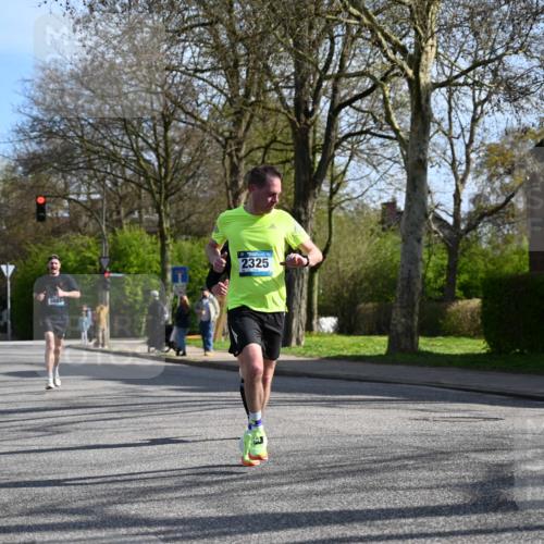 12.04.2026 - 45. Internationalen Wilhelmsburger Insellauf J. Mangold http://msf.ph/oto/9456643 12.04.2026 10:30:58 Ziel 3095, 3016, 2831, 5811, 2325, 5661, 4766, 4329, 4212, 5526, 2284, 3584, 3584, 3619, 3634, 2780, 5653, 3706 meine-sportfotos.de