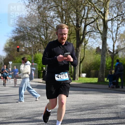 12.04.2026 - 45. Internationalen Wilhelmsburger Insellauf J. Mangold http://msf.ph/oto/9456671 12.04.2026 10:31:05 Ziel 2831, 5811, 2325, 5661, 4766, 4329, 4212, 5526, 2284, 3584, 3619, 3634, 2780, 5653, 3706, 2377 meine-sportfotos.de