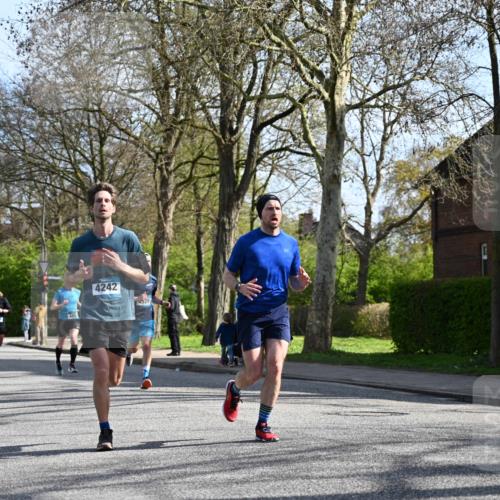 12.04.2026 - 45. Internationalen Wilhelmsburger Insellauf J. Mangold http://msf.ph/oto/9456683 12.04.2026 10:31:11 Ziel 2325, 5661, 4766, 4329, 4212, 5526, 2284, 3584, 3619, 3619, 3634, 2780, 5653, 3706, 2377 meine-sportfotos.de
