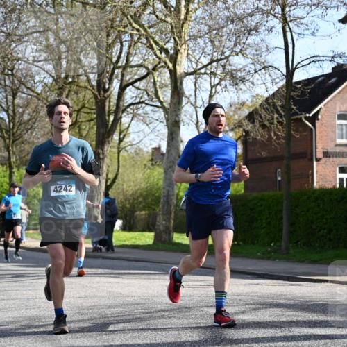 12.04.2026 - 45. Internationalen Wilhelmsburger Insellauf J. Mangold http://msf.ph/oto/9456695 12.04.2026 10:31:12 Ziel 5661, 4766, 4329, 4212, 5526, 2284, 3584, 3619, 3634, 2780, 5653, 3706, 2377 meine-sportfotos.de