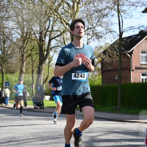 12.04.2026 - 45. Internationalen Wilhelmsburger Insellauf J. Mangold http://msf.ph/oto/9456701 12.04.2026 10:31:12 Ziel 5661, 4766, 4329, 4212, 5526, 2284, 3584, 3619, 3634, 2780, 5653, 3706, 2377 meine-sportfotos.de