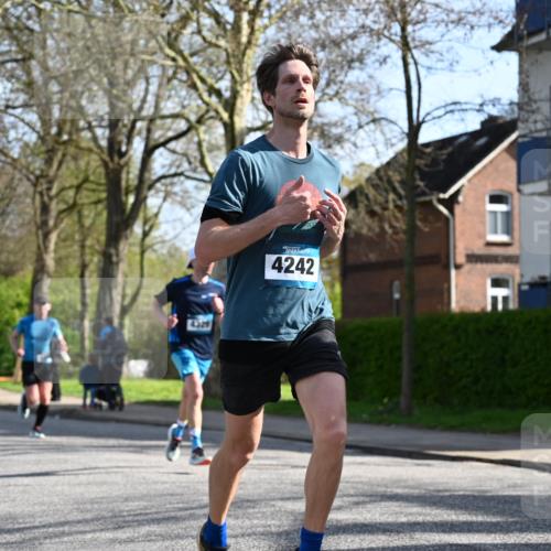 12.04.2026 - 45. Internationalen Wilhelmsburger Insellauf J. Mangold http://msf.ph/oto/9456703 12.04.2026 10:31:13 Ziel 5661, 4766, 4329, 4212, 5526, 2284, 3584, 3619, 3634, 2780, 5653, 3706, 2377, 4791 meine-sportfotos.de