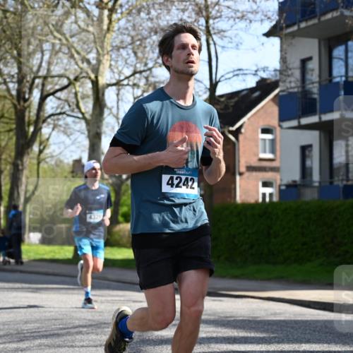 12.04.2026 - 45. Internationalen Wilhelmsburger Insellauf J. Mangold http://msf.ph/oto/9456707 12.04.2026 10:31:13 Ziel 5661, 4766, 4329, 4212, 5526, 2284, 3584, 3619, 3634, 2780, 5653, 3706, 2377, 4791 meine-sportfotos.de