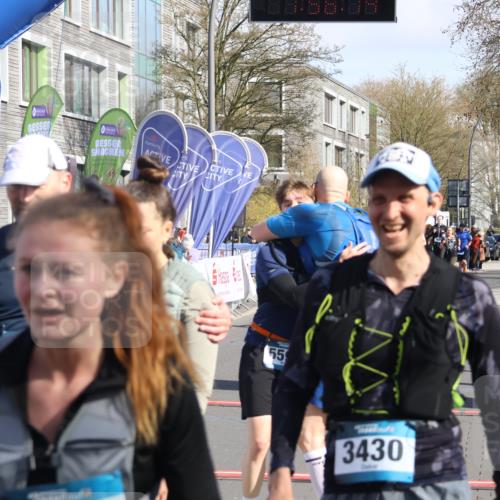 12.04.2026 - 45. Internationalen Wilhelmsburger Insellauf Strokosch-Dieckow http://msf.ph/oto/9456734 12.04.2026 10:46:13 Ziel 5594, 4481, 4682 meine-sportfotos.de