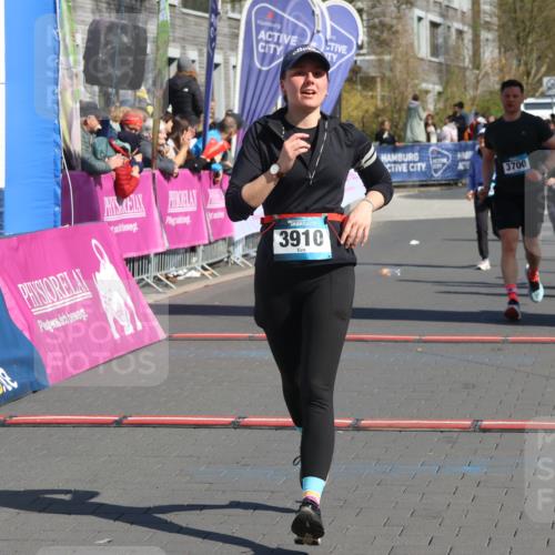 12.04.2026 - 45. Internationalen Wilhelmsburger Insellauf Strokosch-Dieckow http://msf.ph/oto/9456735 12.04.2026 11:03:24 Ziel 3910, 3700, 3716, 3223, 4246 meine-sportfotos.de