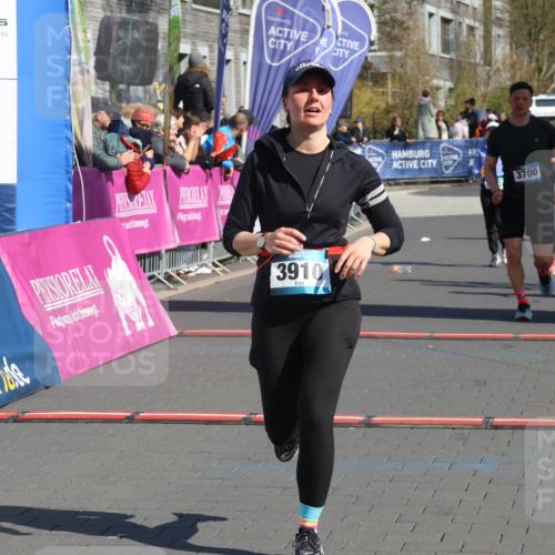 12.04.2026 - 45. Internationalen Wilhelmsburger Insellauf Strokosch-Dieckow http://msf.ph/oto/9456748 12.04.2026 11:03:24 Ziel 3910, 3700, 3716, 3223, 4246 meine-sportfotos.de