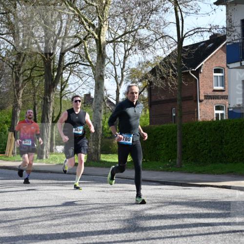 12.04.2026 - 45. Internationalen Wilhelmsburger Insellauf J. Mangold http://msf.ph/oto/9456798 12.04.2026 10:31:30 Ziel 3584, 3619, 3634, 2780, 5653, 3706, 2377, 4791, 5522, 4844, 3666, 3905, 5449 meine-sportfotos.de