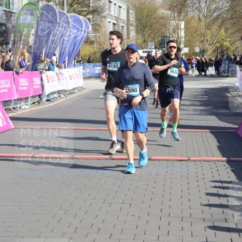 12.04.2026 - 45. Internationalen Wilhelmsburger Insellauf Strokosch-Dieckow http://msf.ph/oto/9456876 12.04.2026 10:46:26 Ziel 3256, 3848, 3849, 5690, 4182, 2460, 2706 meine-sportfotos.de
