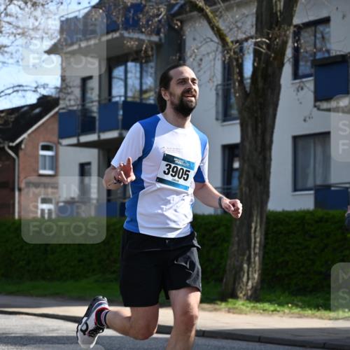 12.04.2026 - 45. Internationalen Wilhelmsburger Insellauf J. Mangold http://msf.ph/oto/9456933 12.04.2026 10:32:05 Ziel 5522, 4844, 3666, 3905, 5449, 4554, 4378, 4378, 3675, 3876, 3506, 4370, 3983, 3114, 3983, 3114, 4150, 3296, 3323, 5639, 2071 meine-sportfotos.de