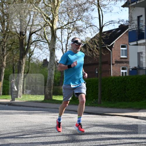 12.04.2026 - 45. Internationalen Wilhelmsburger Insellauf J. Mangold http://msf.ph/oto/9456946 12.04.2026 10:32:07 Ziel 5522, 4844, 3666, 3905, 5449, 4554, 4378, 3675, 3876, 3506, 4370, 3983, 3114, 4150, 3296, 3323, 5639, 2071, 3014 meine-sportfotos.de