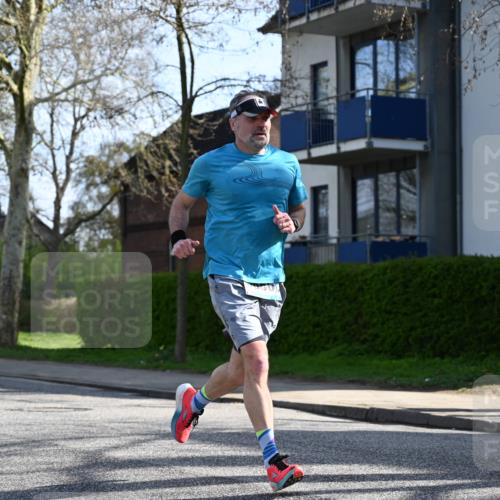12.04.2026 - 45. Internationalen Wilhelmsburger Insellauf J. Mangold http://msf.ph/oto/9456954 12.04.2026 10:32:08 Ziel 5522, 4844, 3666, 3905, 5449, 4554, 4378, 3675, 3876, 3506, 4370, 3983, 3114, 4150, 3296, 3323, 5639, 2071, 3014 meine-sportfotos.de