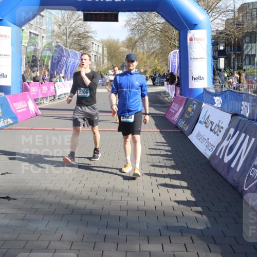 12.04.2026 - 45. Internationalen Wilhelmsburger Insellauf Strokosch-Dieckow http://msf.ph/oto/9456957 12.04.2026 10:46:31 Ziel 2460, 2706, 4357, 3952 meine-sportfotos.de