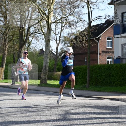 12.04.2026 - 45. Internationalen Wilhelmsburger Insellauf J. Mangold http://msf.ph/oto/9456961 12.04.2026 10:32:10 Ziel 4844, 3666, 3905, 5449, 4554, 4378, 3675, 3876, 3506, 4370, 3983, 3114, 4150, 4150, 3296, 3323, 5639, 2071, 3014 meine-sportfotos.de