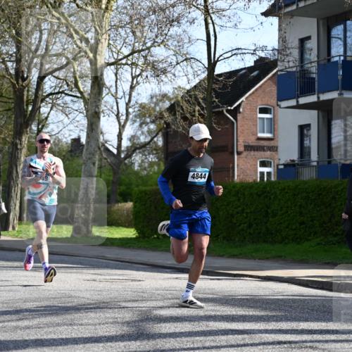 12.04.2026 - 45. Internationalen Wilhelmsburger Insellauf J. Mangold http://msf.ph/oto/9456963 12.04.2026 10:32:10 Ziel 4844, 3666, 3905, 5449, 4554, 4378, 3675, 3876, 3506, 4370, 3983, 3114, 4150, 4150, 3296, 3323, 5639, 2071, 3014 meine-sportfotos.de