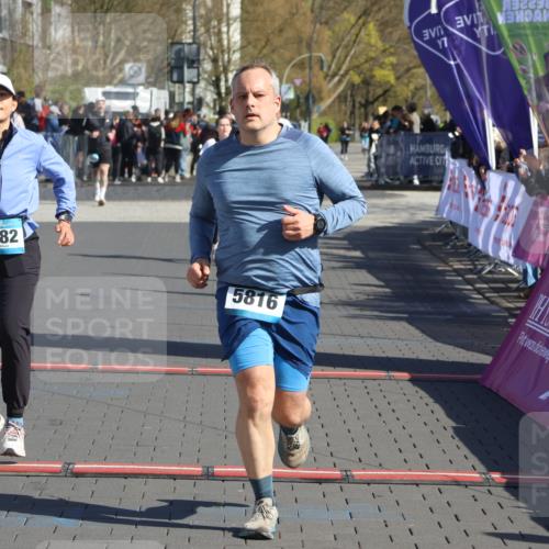 12.04.2026 - 45. Internationalen Wilhelmsburger Insellauf Strokosch-Dieckow http://msf.ph/oto/9456967 12.04.2026 11:03:30 Ziel 3716, 3223, 4246, 4382, 5816 meine-sportfotos.de