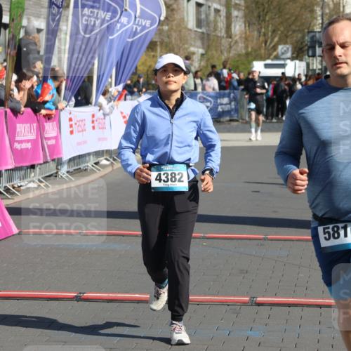 12.04.2026 - 45. Internationalen Wilhelmsburger Insellauf Strokosch-Dieckow http://msf.ph/oto/9456975 12.04.2026 11:03:31 Ziel 4382, 5816, 3384 meine-sportfotos.de