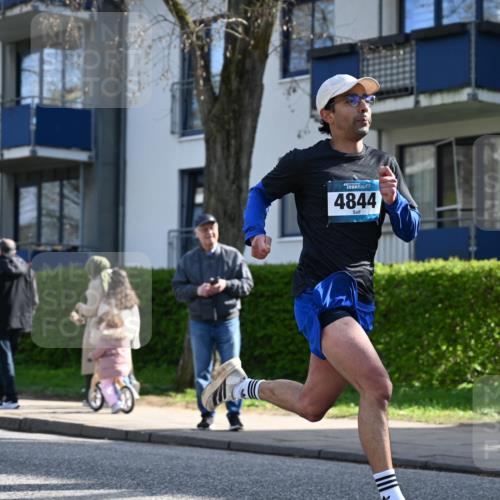 12.04.2026 - 45. Internationalen Wilhelmsburger Insellauf J. Mangold http://msf.ph/oto/9456976 12.04.2026 10:32:11 Ziel 4844, 3666, 3905, 5449, 4554, 4378, 3675, 3876, 3506, 4370, 3983, 3114, 4150, 3296, 3323, 5639, 2071, 3014 meine-sportfotos.de