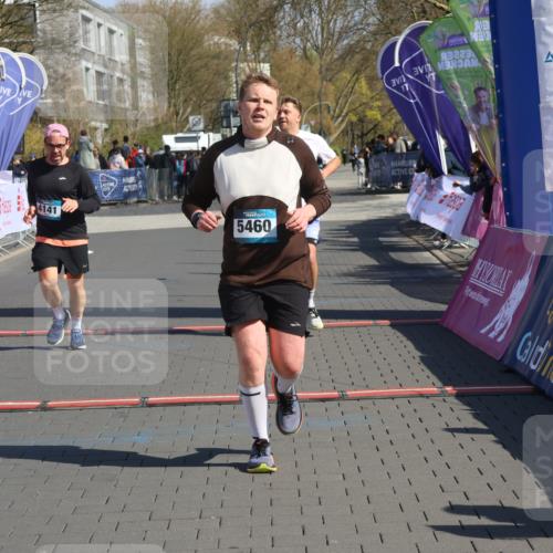12.04.2026 - 45. Internationalen Wilhelmsburger Insellauf Strokosch-Dieckow http://msf.ph/oto/9457197 12.04.2026 11:03:46 Ziel 5460, 4141, 2422 meine-sportfotos.de