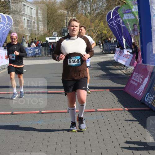 12.04.2026 - 45. Internationalen Wilhelmsburger Insellauf Strokosch-Dieckow http://msf.ph/oto/9457218 12.04.2026 11:03:46 Ziel 5460, 4141, 2422 meine-sportfotos.de