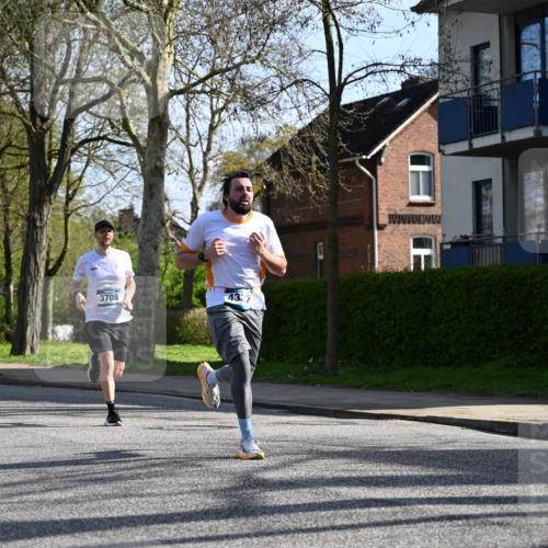 12.04.2026 - 45. Internationalen Wilhelmsburger Insellauf J. Mangold http://msf.ph/oto/9457326 12.04.2026 10:32:59 Ziel 5623, 3708, 4322, 3327, 5764, 2892, 5821, 4738, 2893, 5821, 4738, 2893, 5843, 3447, 4441 meine-sportfotos.de
