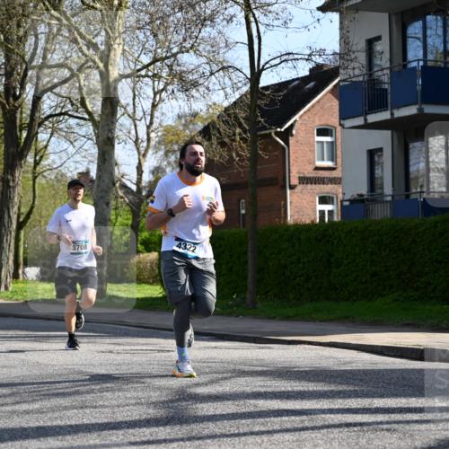 12.04.2026 - 45. Internationalen Wilhelmsburger Insellauf J. Mangold http://msf.ph/oto/9457328 12.04.2026 10:32:59 Ziel 5623, 3708, 4322, 3327, 5764, 2892, 5821, 4738, 2893, 5821, 4738, 2893, 5843, 3447, 4441 meine-sportfotos.de