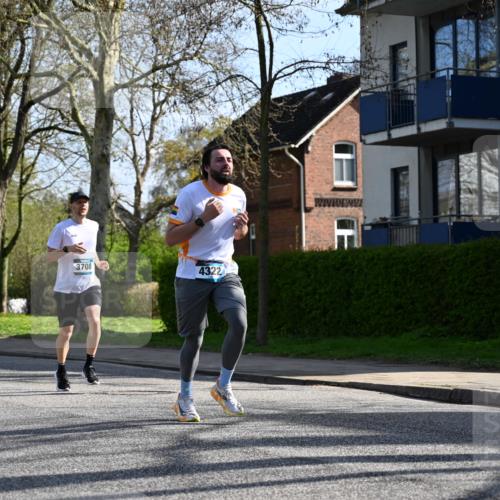 12.04.2026 - 45. Internationalen Wilhelmsburger Insellauf J. Mangold http://msf.ph/oto/9457331 12.04.2026 10:32:59 Ziel 5623, 3708, 4322, 3327, 5764, 2892, 5821, 4738, 2893, 5821, 4738, 2893, 5843, 3447, 4441 meine-sportfotos.de