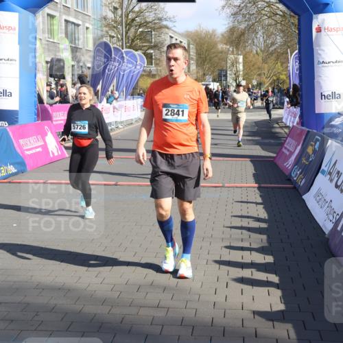 12.04.2026 - 45. Internationalen Wilhelmsburger Insellauf Strokosch-Dieckow http://msf.ph/oto/9457367 12.04.2026 10:47:00 Ziel 2841, 5726, 5562, 3484, 4331, 3553, 3713 meine-sportfotos.de