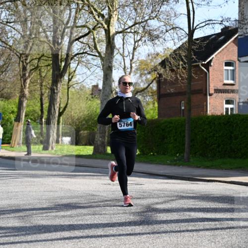 12.04.2026 - 45. Internationalen Wilhelmsburger Insellauf J. Mangold http://msf.ph/oto/9457389 12.04.2026 10:33:06 Ziel 5623, 3708, 4322, 3327, 5764, 2892, 5821, 4738, 2893, 5843, 3447, 3447, 4441, 4945, 4043 meine-sportfotos.de