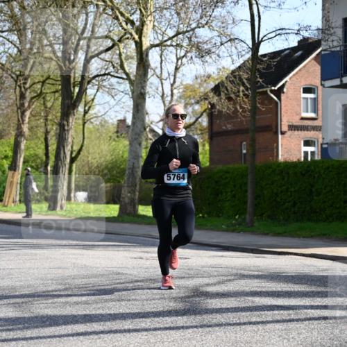 12.04.2026 - 45. Internationalen Wilhelmsburger Insellauf J. Mangold http://msf.ph/oto/9457392 12.04.2026 10:33:06 Ziel 5623, 3708, 4322, 3327, 5764, 2892, 5821, 4738, 2893, 5843, 3447, 3447, 4441, 4945, 4043 meine-sportfotos.de
