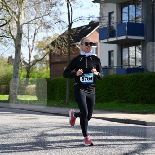 12.04.2026 - 45. Internationalen Wilhelmsburger Insellauf J. Mangold http://msf.ph/oto/9457411 12.04.2026 10:33:07 Ziel 5623, 3708, 4322, 3327, 5764, 2892, 5821, 4738, 2893, 5843, 3447, 4441, 4441, 4945, 4043, 2632 meine-sportfotos.de