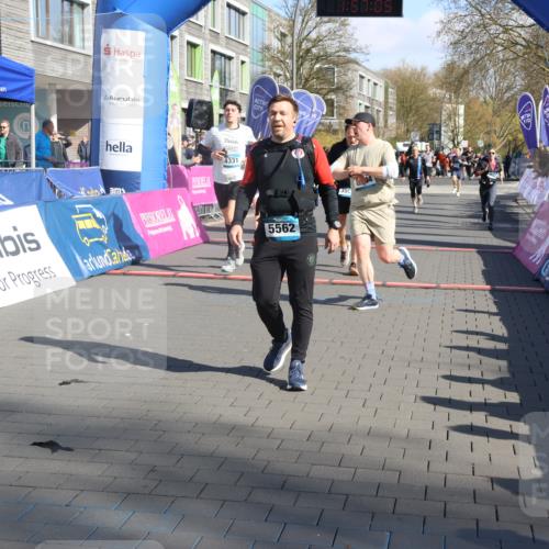 12.04.2026 - 45. Internationalen Wilhelmsburger Insellauf Strokosch-Dieckow http://msf.ph/oto/9457413 12.04.2026 10:47:03 Ziel 5562, 3484, 4331, 3553, 3713, 3860 meine-sportfotos.de