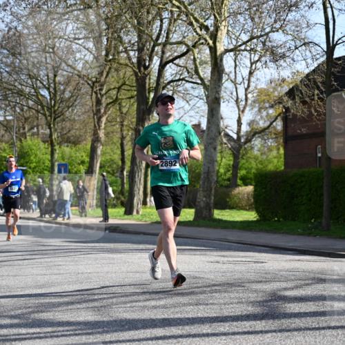 12.04.2026 - 45. Internationalen Wilhelmsburger Insellauf J. Mangold http://msf.ph/oto/9457422 12.04.2026 10:33:12 Ziel 3327, 5764, 2892, 5821, 4738, 2893, 5843, 3447, 4441, 4945, 4043, 2632, 2504 meine-sportfotos.de