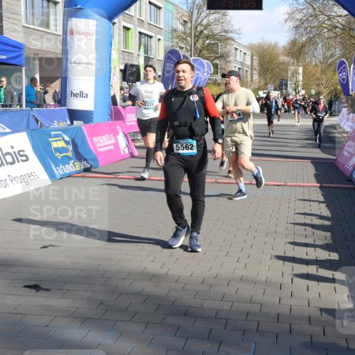 12.04.2026 - 45. Internationalen Wilhelmsburger Insellauf Strokosch-Dieckow http://msf.ph/oto/9457428 12.04.2026 10:47:03 Ziel 5562, 3484, 4331, 3553, 3713, 3860 meine-sportfotos.de