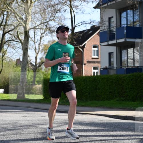 12.04.2026 - 45. Internationalen Wilhelmsburger Insellauf J. Mangold http://msf.ph/oto/9457451 12.04.2026 10:33:13 Ziel 3327, 5764, 2892, 5821, 4738, 2893, 5843, 5843, 3447, 4441, 4945, 4043, 2632, 2504, 4196 meine-sportfotos.de