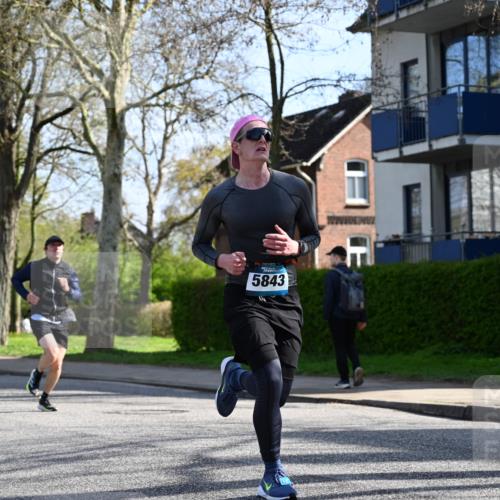 12.04.2026 - 45. Internationalen Wilhelmsburger Insellauf J. Mangold http://msf.ph/oto/9457524 12.04.2026 10:33:28 Ziel 5821, 4738, 2893, 5843, 3447, 4441, 4945, 4043, 2632, 2504, 4196, 5238, 5239, 5294, 3841, 3605, 2547, 3424, 3924 meine-sportfotos.de