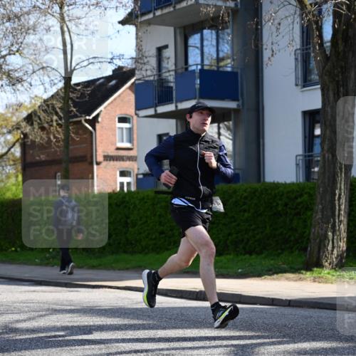 12.04.2026 - 45. Internationalen Wilhelmsburger Insellauf J. Mangold http://msf.ph/oto/9457548 12.04.2026 10:33:29 Ziel 5821, 4738, 2893, 5843, 3447, 4441, 4945, 4043, 4043, 2632, 2504, 4196, 5238, 5239, 5294, 3841, 3605, 2547, 3424, 3924 meine-sportfotos.de
