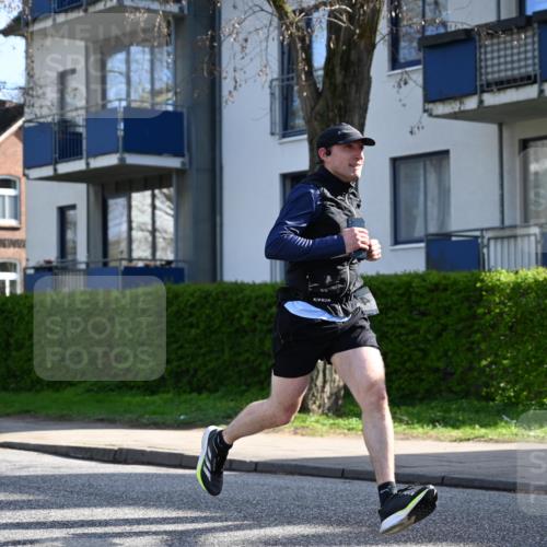 12.04.2026 - 45. Internationalen Wilhelmsburger Insellauf J. Mangold http://msf.ph/oto/9457557 12.04.2026 10:33:30 Ziel 5821, 4738, 2893, 5843, 3447, 4441, 4945, 4043, 2632, 2504, 4196, 5238, 5239, 5294, 3841, 3605, 2547, 3424, 3924 meine-sportfotos.de