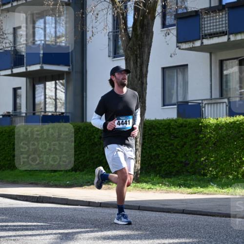 12.04.2026 - 45. Internationalen Wilhelmsburger Insellauf J. Mangold http://msf.ph/oto/9457646 12.04.2026 10:33:35 Ziel 5821, 4738, 2893, 5843, 3447, 4441, 4945, 4043, 2632, 2504, 4196, 5238, 5239, 5294, 3841, 3605, 2547, 3424, 3924, 4493, 3945 meine-sportfotos.de