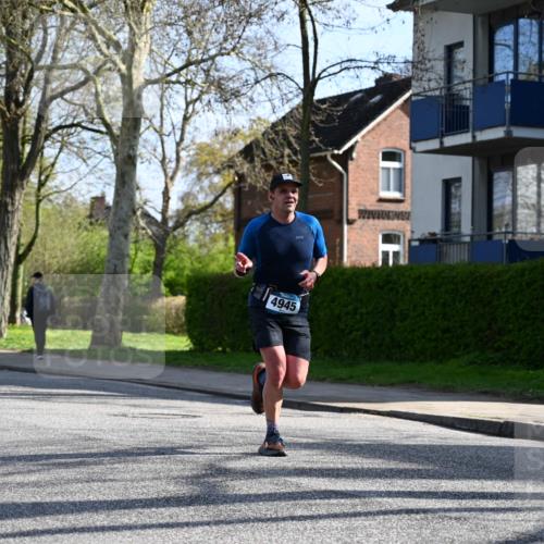 12.04.2026 - 45. Internationalen Wilhelmsburger Insellauf J. Mangold http://msf.ph/oto/9457683 12.04.2026 10:33:39 Ziel 3447, 4441, 4945, 4043, 2632, 2504, 4196, 5238, 5239, 5294, 5238, 5239, 5294, 3841, 3605, 2547, 3424, 3924, 4493, 3945, 3613 meine-sportfotos.de