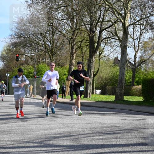 12.04.2026 - 45. Internationalen Wilhelmsburger Insellauf J. Mangold http://msf.ph/oto/9457763 12.04.2026 10:33:51 Ziel 4945, 4043, 2632, 2504, 4196, 5238, 5239, 5294, 3841, 3605, 2547, 3424, 3924, 4493, 3945, 3613, 3613, 2270, 4555, 2472, 2559, 3636, 3929, 5480, 3042, 3065 meine-sportfotos.de